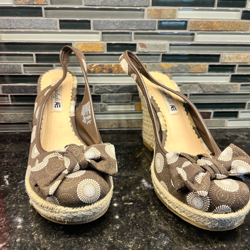 Brown Holdbrook Wedge with Bow by American Eagle - Picture 1 of 7